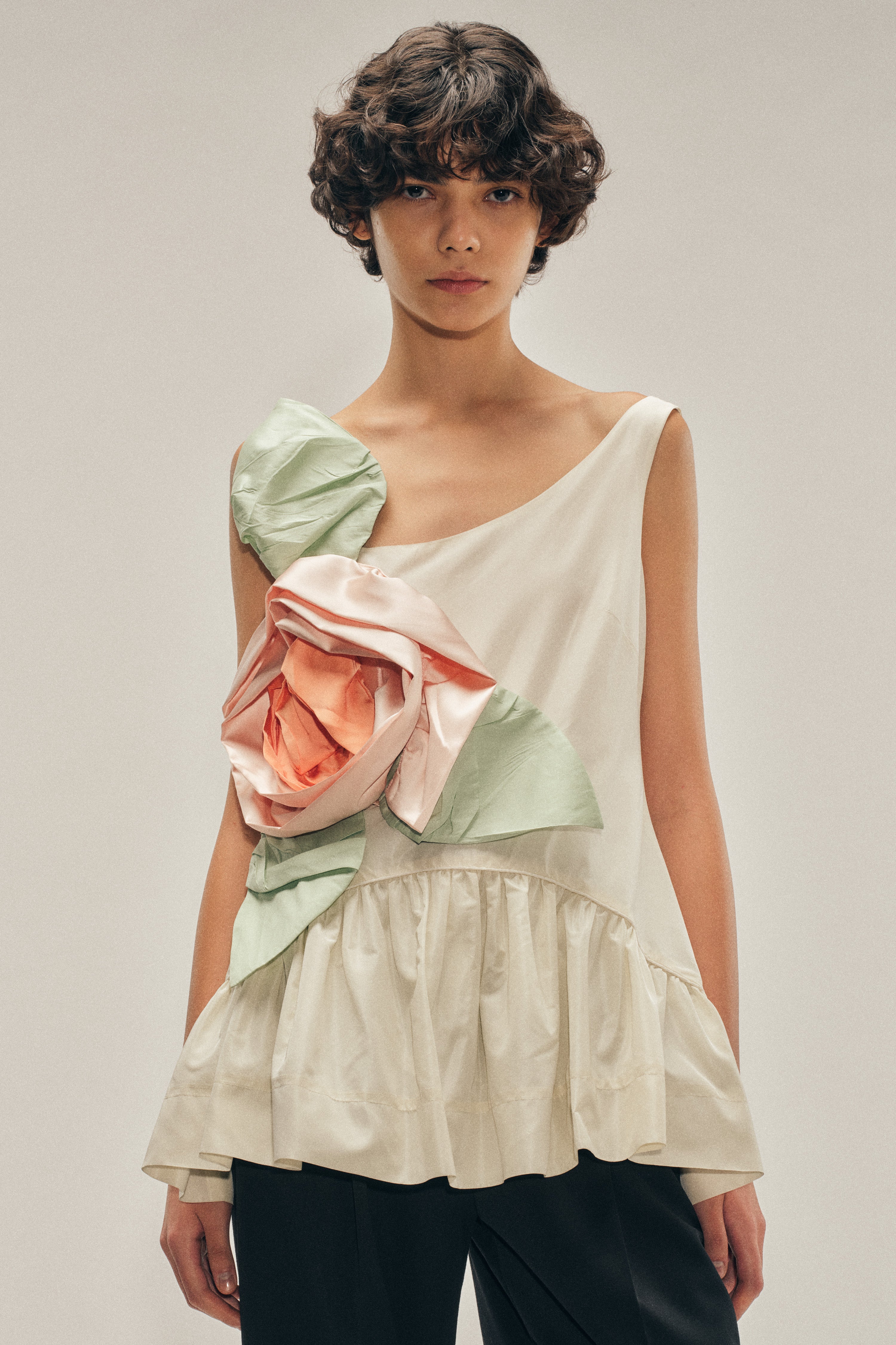 トップス simone rocha Simone Rocha Pressed Rosette Tilted Neck Peplum Top in Cream/Multi